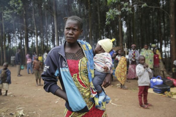 Une demandeuse d’asile congolaise tient son bébé de six mois.