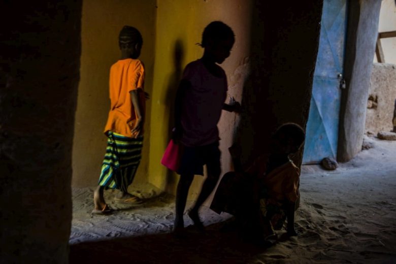 Des enfants jouent à Gao, au Mali. Février 2019. 