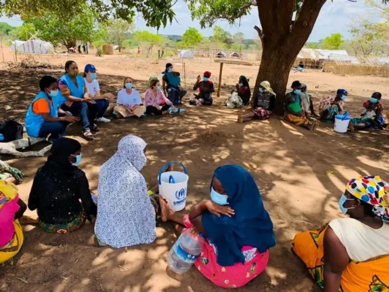 Des employées du HCR rencontrent des personnes déplacées internes et des membres des communautés locales à Nanjua, au Mozambique.