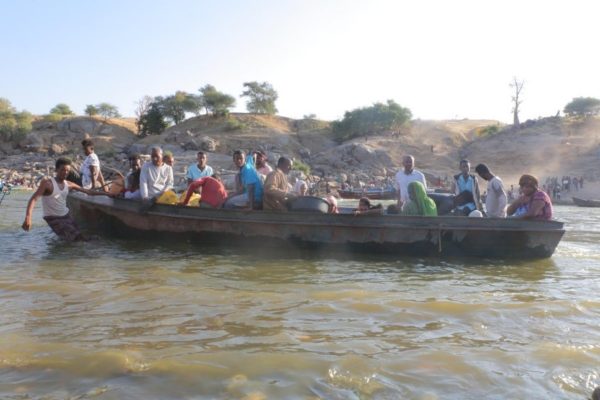 Des réfugiés éthiopiens sur un bateau.