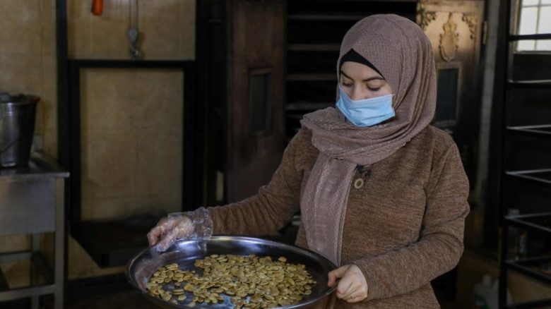 Tahini, une réfugiée syrienne âgée de 26 ans, fait griller des noix.