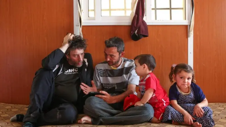 Neil Gaiman et des réfugiés en Jordanie.