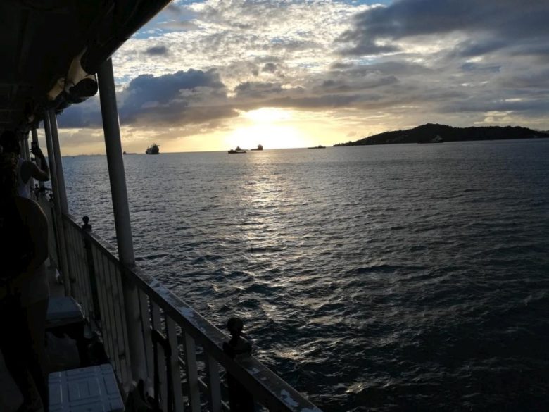 Vue du Venezuela et des îles Bocas à l’Ouest, depuis un bateau.