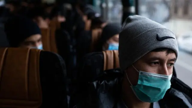 Un homme assis dans un autobus.