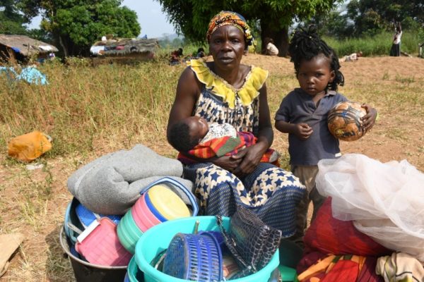 Yvette, 57 ans et réfugiée centrafricaine, est assise avec deux de ses petits-enfants dans le village de Ndu en République démocratique du Congo (RDC) après avoir fui Bangassou en République centrafricaine