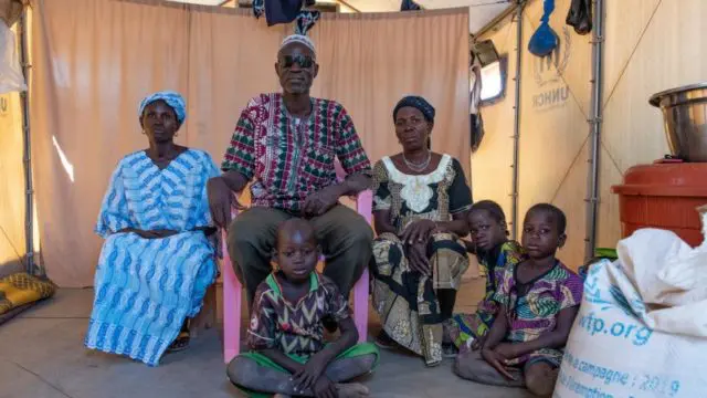 Une famille assise dans leur abri.