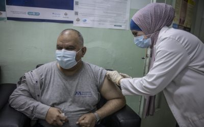 Les réfugiés reçoivent le vaccin contre la Covid-19 en Jordanie