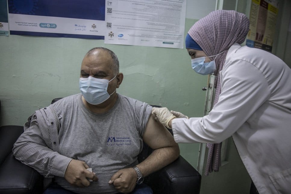 Les réfugiés reçoivent le vaccin contre la Covid-19 en Jordanie
