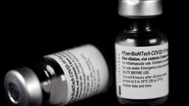Des flacons vides du vaccin Pfizer/BioNTech contre la Covid-19.