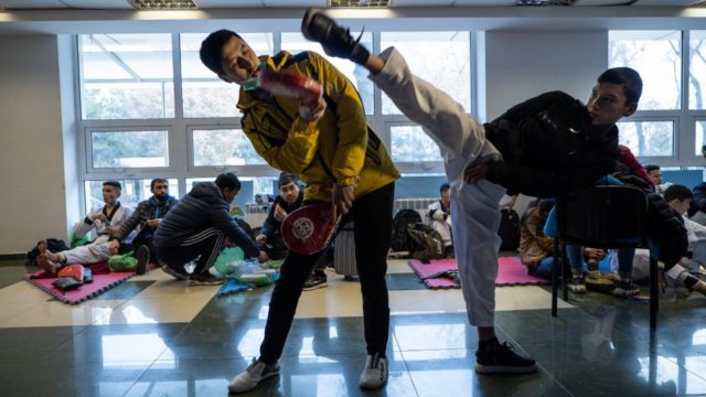 Mukhamadjon et son élève se préparent pour un combat à la Fédération de Taekwondo d’Ouzbékistan.