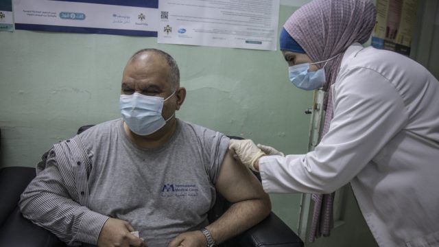 Le réfugié irakien Ziad Al Kabashi reçoit le vaccin contre la Covid-19 dans un centre de santé à Irbid, en Jordanie