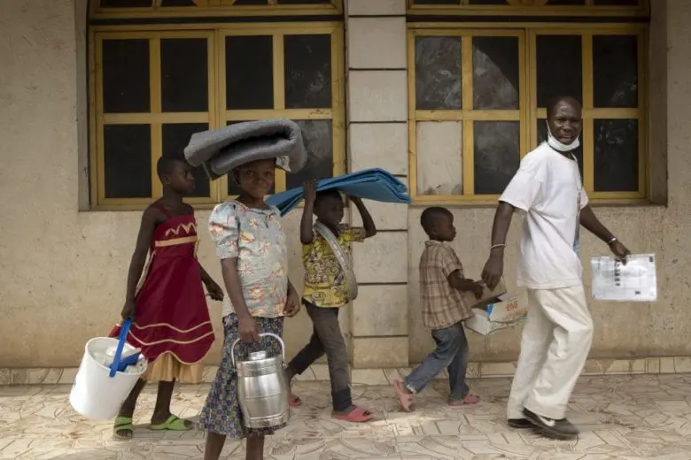 Des réfugiés de la République centrafricaine tiennent des biens de première nécessité. 