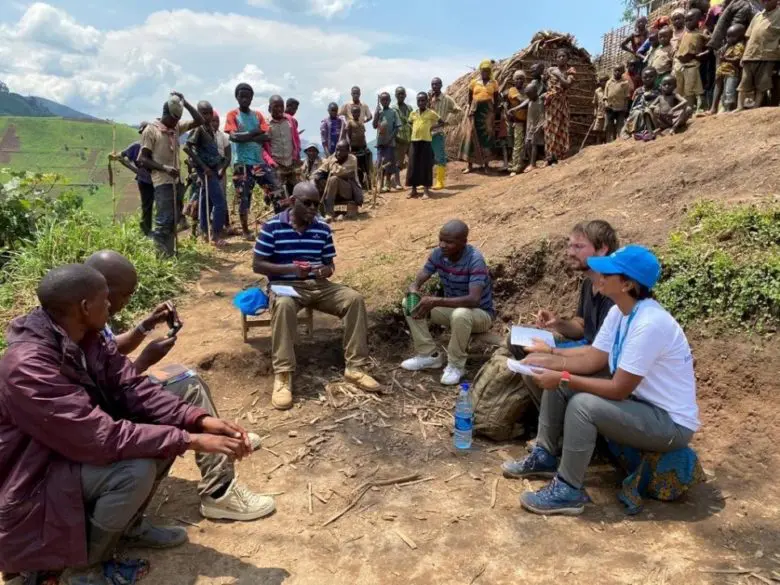 Le personnel du HCR évalue les besoins des personnes déplacées dans le village de Busumba après leur fuite de Pinga.