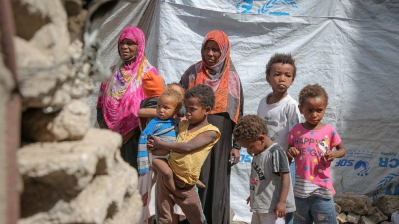 Une famille yéménite devant une tente.
