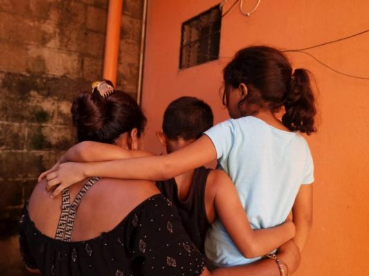 Une famille, originaire du Honduras et qui a fui les menaces des gangs durant la pandémie de Covid-19, est photographiée ici dans un centre d’hébergement au Guatemala.