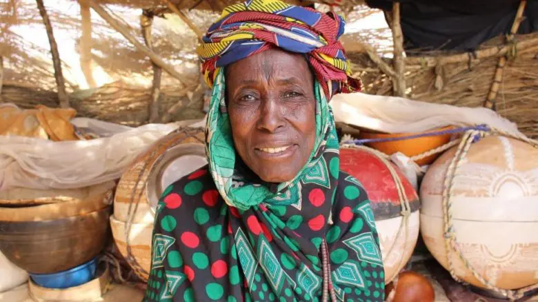 Aïssa, 50 ans, compte parmi les 36 000 Nigériens déplacés internes qui vivent actuellement dans le site d’accueil d’Intikane et qui ont fui la violence à l’ouest du Niger dans la zone frontalière avec le Mali.