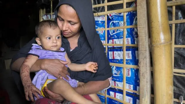 Une mère tient son bébé.