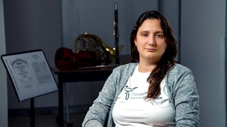 Une femme pose devant des instruments de musique.