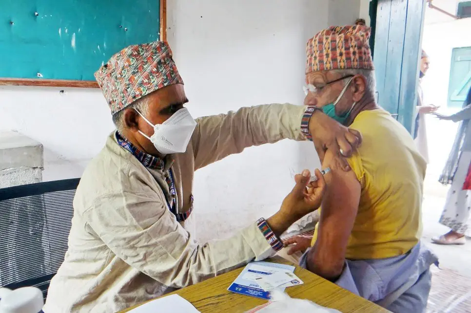 Un homme se fait vacciner.