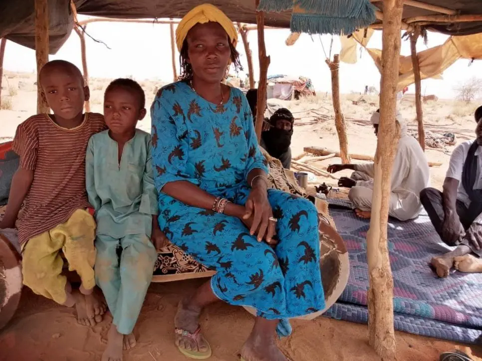 Malian refugee family seated on a bench.