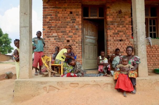 Une famille déplacée interne a trouvé abri dans les locaux d’une école à Oicha, au sein de la province du Nord-Kivu en République démocratique du Congo. Photo d’archives, juillet 2018