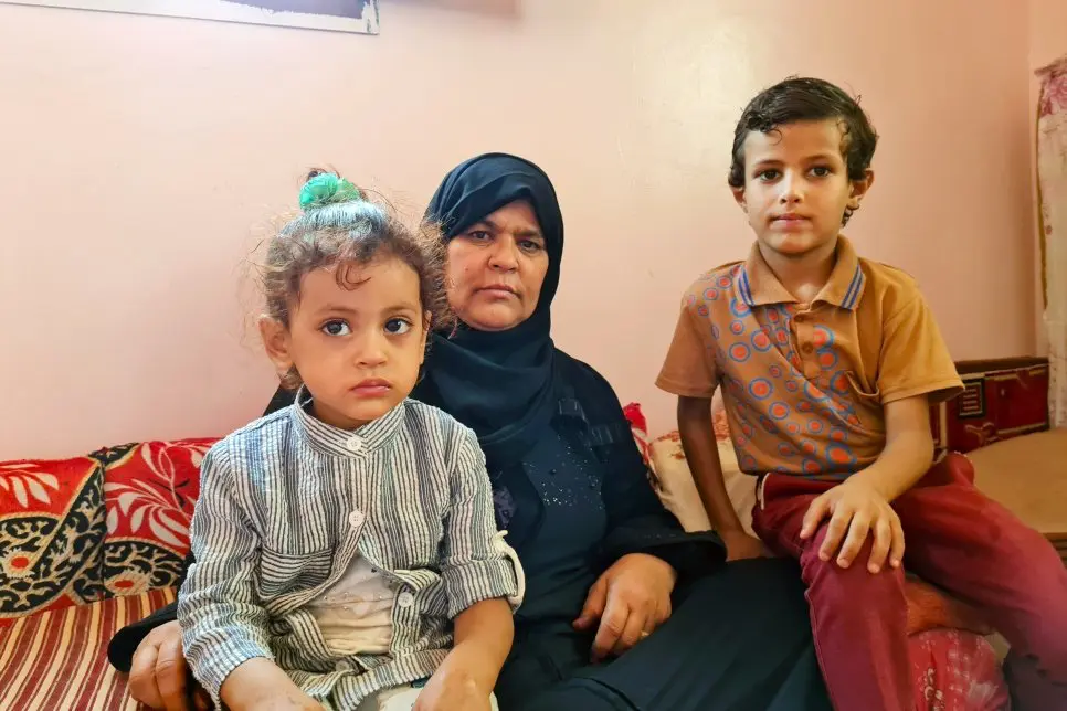 Mariam et ses petits-enfants chez eux à Marib.