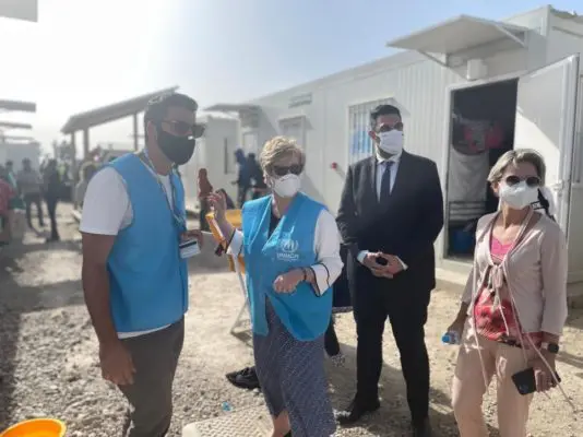 La Haut Commissaire assistante du HCR chargée de la protection internationale, Gillian Triggs (à gauche), s’entretient avec des demandeurs d’asile au centre de réception de Pournara, à Chypre.