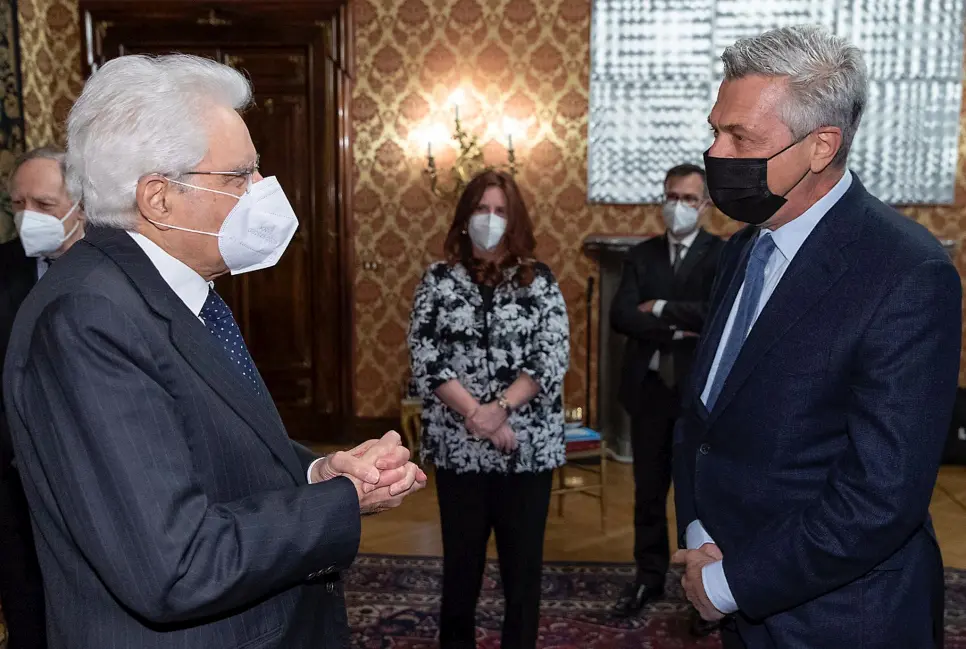 Filippo Grandi (à droite), en compagnie du Président italien, Sergio Mattarella.