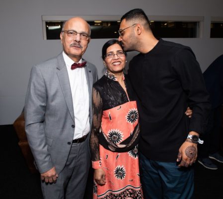 Hamza Haq (à gauche), vedette de l'émission « Transplant » de CTV, et ses parents.