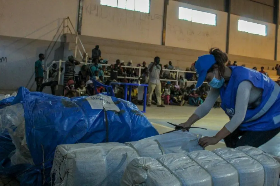 Une employée du HCR prépare une distribution de nattes de couchage et de couvertures à des familles ayant fui les violences à Palma, au nord du Mozambique. 