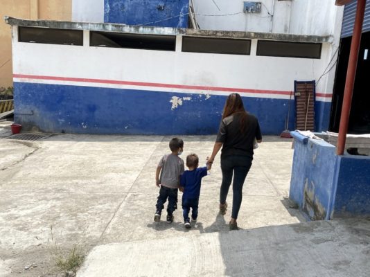 Une mère salvadorienne et ses deux jeunes enfants photographiés ici dans un centre d’enregistrement du HCR au sud du Mexique.