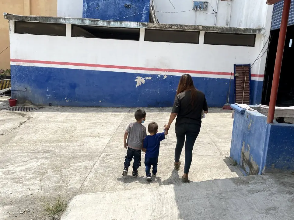 Une mère salvadorienne et ses deux jeunes enfants photographiés ici dans un centre d’enregistrement du HCR au sud du Mexique. 