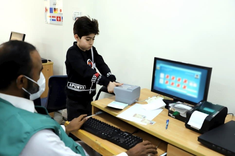 Les données biométriques d’un jeune réfugié afghan sont enregistrées.