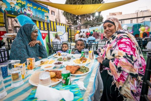 Somali refugees break the Ramadan fast.
