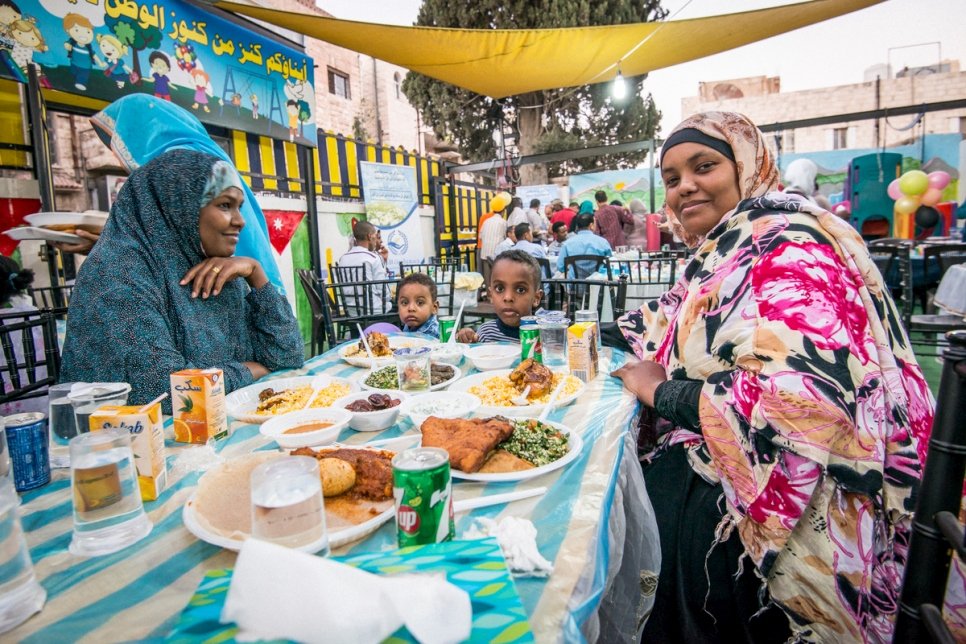 Des réfugiés somaliens lors d’un repas de rupture du jeûne.