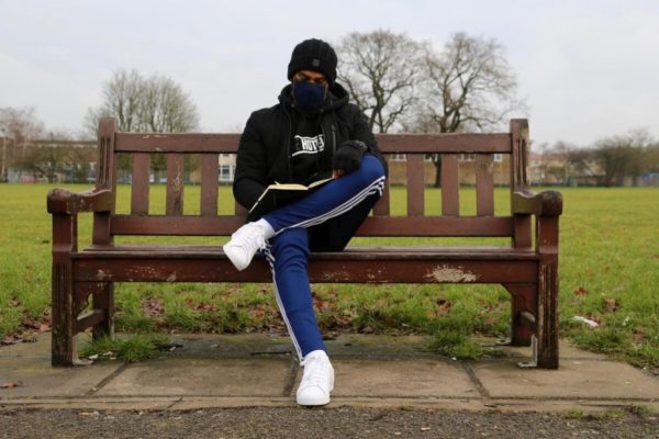 Une personne reconnue en tant qu’apatride au Royaume-Uni est assise sur un banc dans un parc à l’est de Londres.