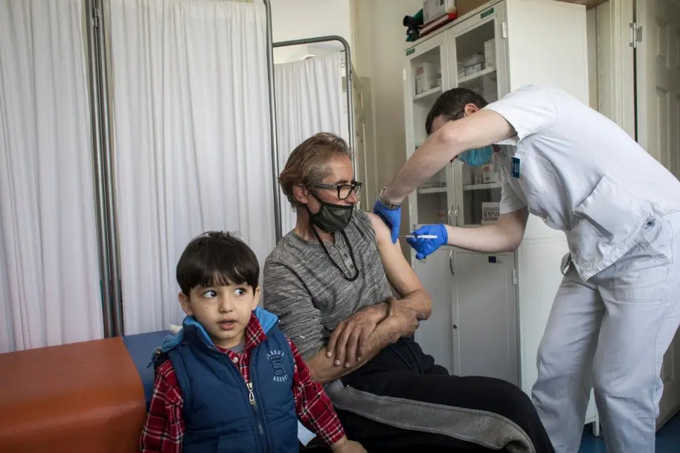 Un résident d’un centre d’hébergement pour les demandeurs d’asile situé dans la banlieue de Belgrade reçoit le vaccin contre le Covid-19.