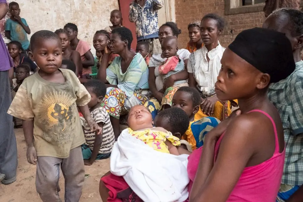 Des femmes et des enfants congolais déplacés internes ont trouvé abri dans un entrepôt vide à Tshikapa, le chef-lieu de la province du Kasaï. 