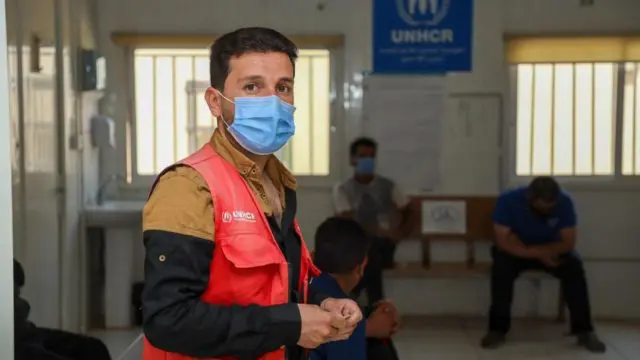 Samih, volontaire réfugié syrien dans le domaine de la santé, est photographié ici devant un centre de vaccination au camp de réfugiés de Zaatari, en Jordanie.