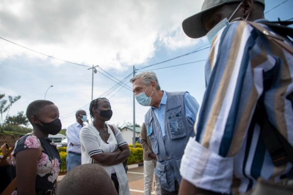 Filippo Grandi talks with Donatien’s family at the border crossing in Kirundo Province, Burundi.