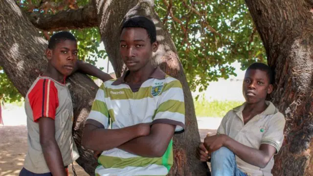 Bakar, 13 ans, Momad, 17 ans, et Abdala, 15 ans (de gauche à droite).