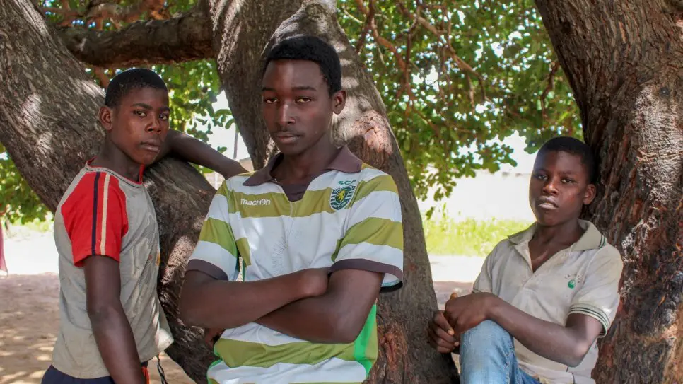 Trois jeunes amis affrontent seuls les dangers après avoir fui les attaques de Cabo Delgado