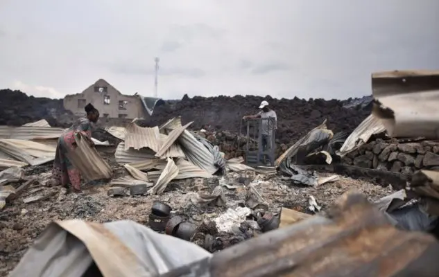 Des habitants ramassent les restes de leurs maisons détruites par les coulées de lave résultant de l’éruption du volcan Nyiragongo, près de Goma, en République démocratique du Congo.