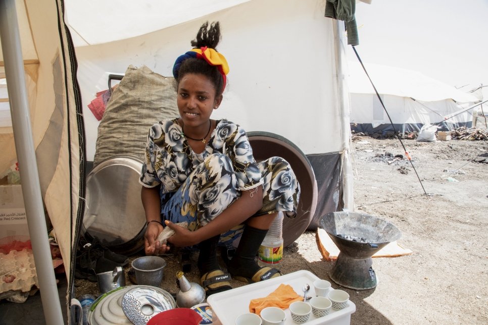 Anna* prépare le café traditionnel dans la cuisine de sa tente dans le camp de réfugiés de Tunaydbah, dans l’est du Soudan.