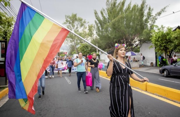 La militante LGBTIQ1 Bianka Rodriguez défile avec un drapeau arc-en-ciel lors d’une Gay Pride à San Salvador, au Salvador.
