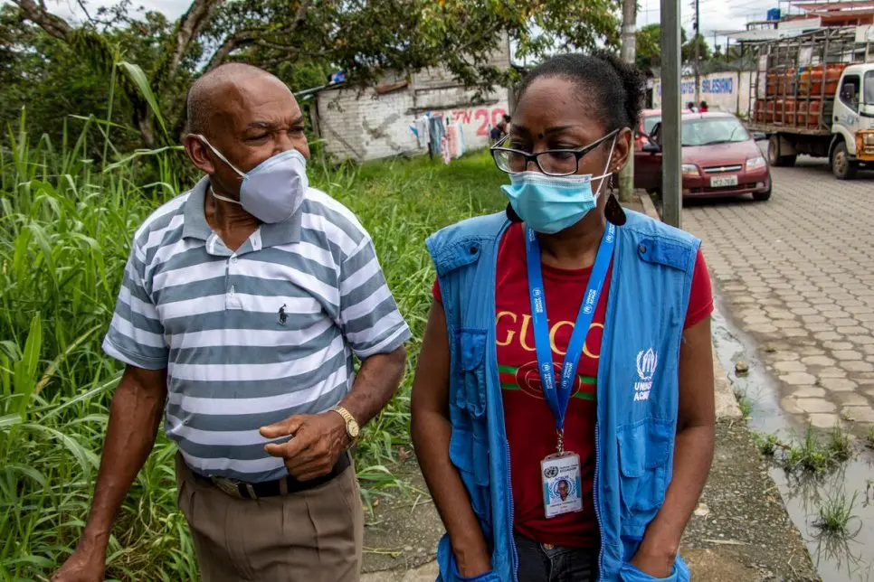 Agapito discute avec une employée du HCR sur le terrain au sujet des difficultés qu’il rencontre depuis l’arrivée de la pandémie. 