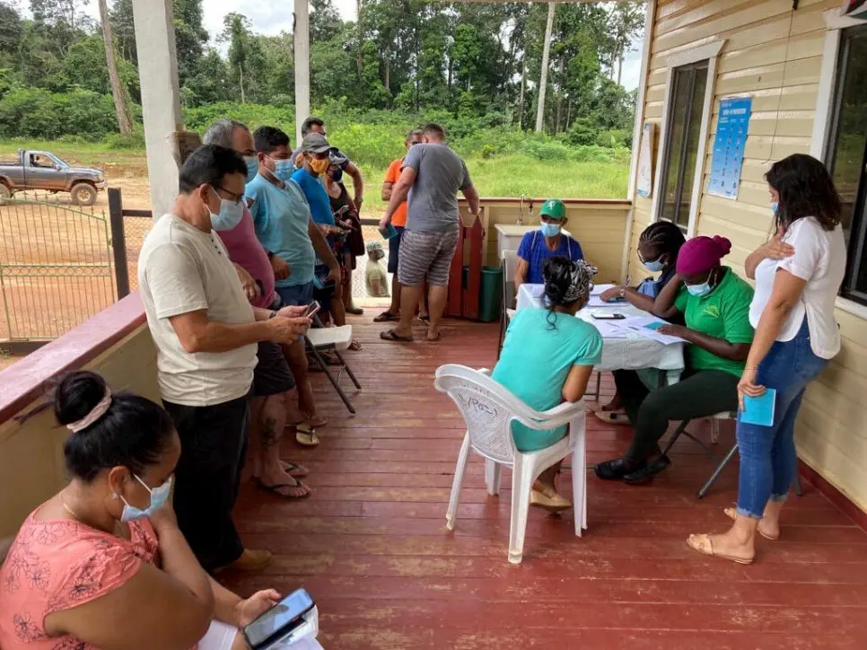 Au Guyana, des personnes déplacées et des nationaux font la queue pour recevoir le vaccin contre le Covid-19. 