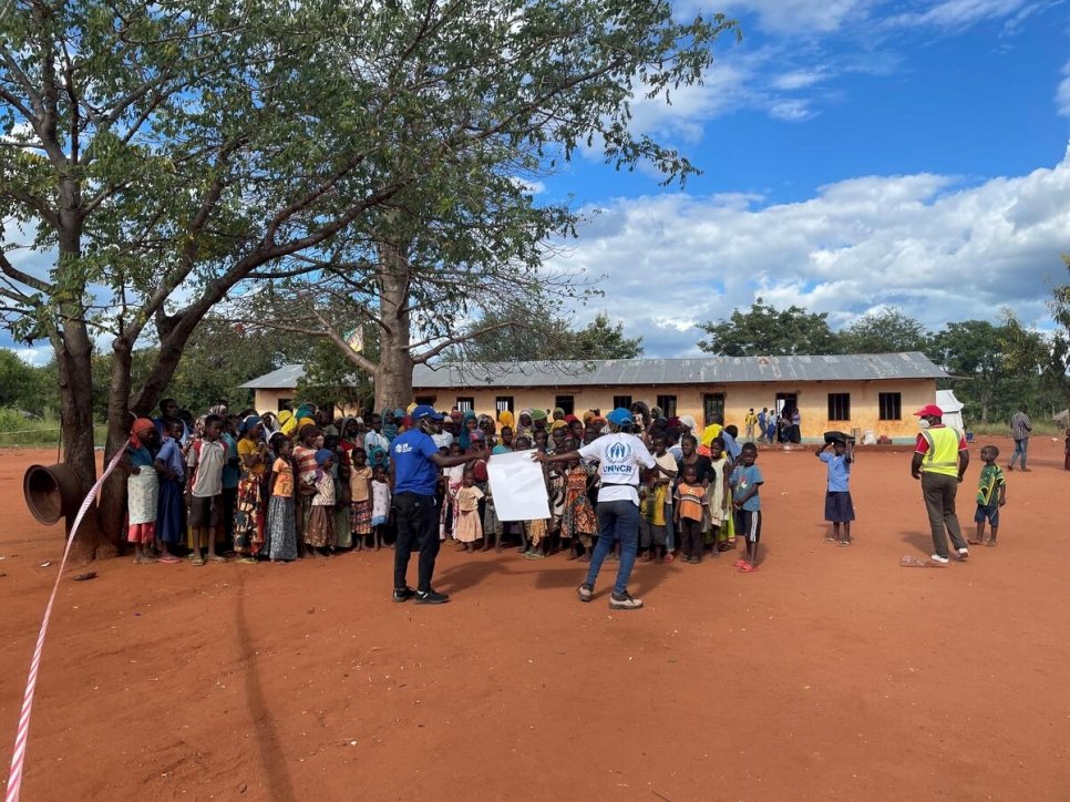 Des déplacés mozambicains se trouvent au point de passage de la frontière de Negomano.