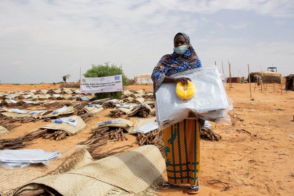 Au Niger, des déplacés internes reçoivent des abris d’urgence à l’approche de la saison des pluies