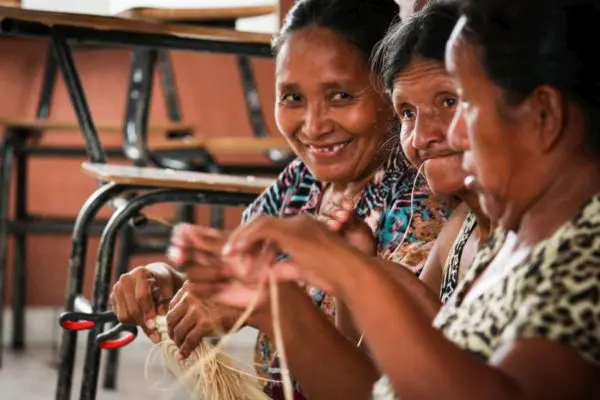 Des réfugiées membres de la communauté vénézuélienne autochtone warao confectionnent à la main des produits d’artisanat à Manaus.
